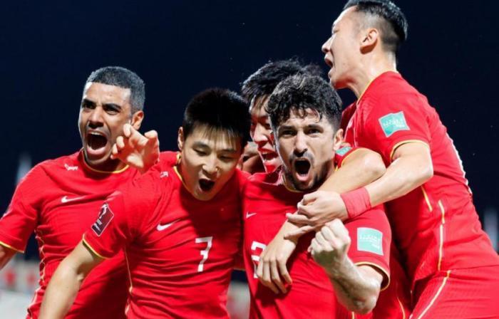 核心|李霄鹏确立新核心,国足大名单至少淘汰20人,4大归化难再出战日本