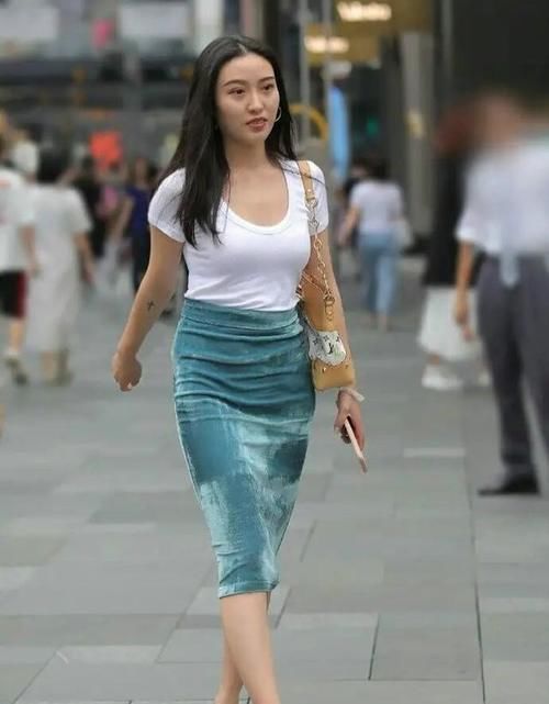 连衣裙穿出时尚态度，阳光清新