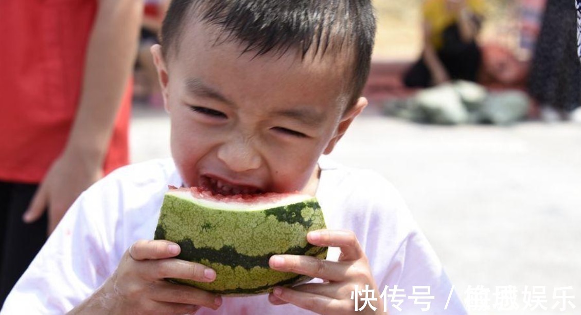 冰镇|夏季高温再难受,这4件事也不要对孩子做,家长别不当回事