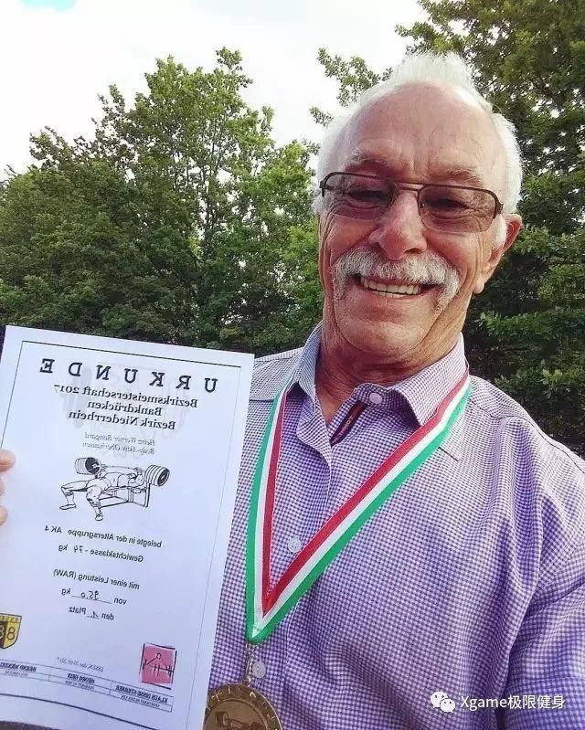 爷爷|76岁肌肉爷爷人老魅力大身边美女如云,还带小情人健身