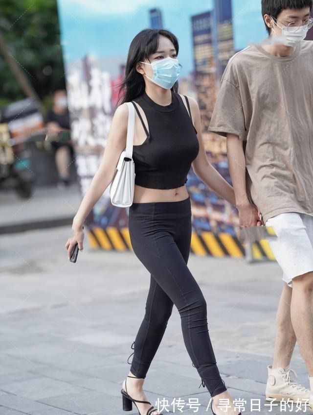 紧身裤 穿黑色紧身裤穿搭,低调性感,尽显成熟时尚的女性魅力!