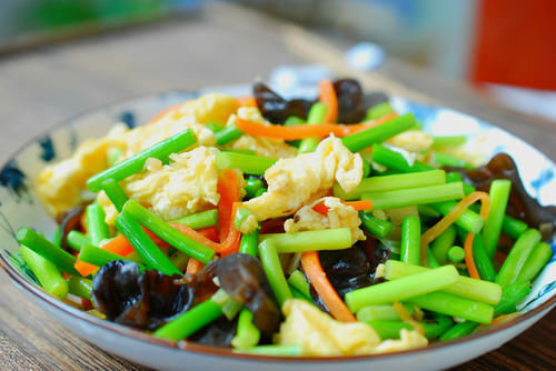 它和鸡蛋是绝配，一起炒，鲜上加鲜，孩子多吃长身体，营养又实惠