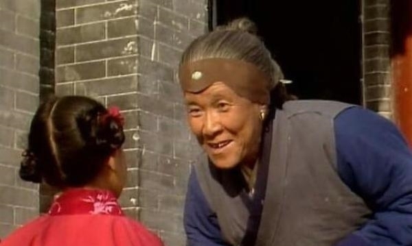 巧姐|《红楼梦》中的巧姐流落烟花巷，刘姥姥为何会“忍耻”招了巧姐？