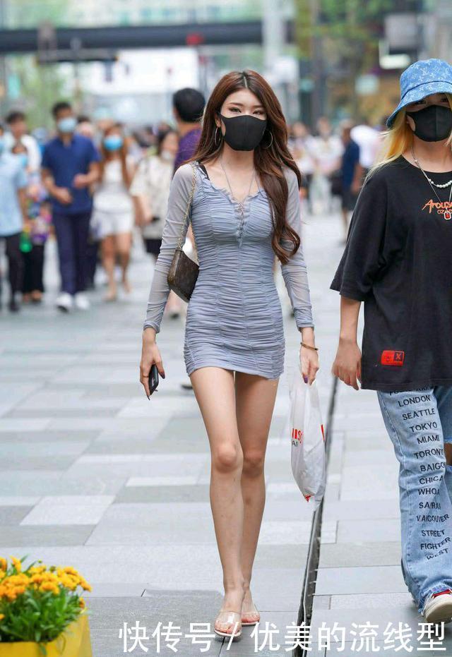 褶皱裙|潇洒的美女,一袭褶皱裙,穿出了身材的美,气质的美