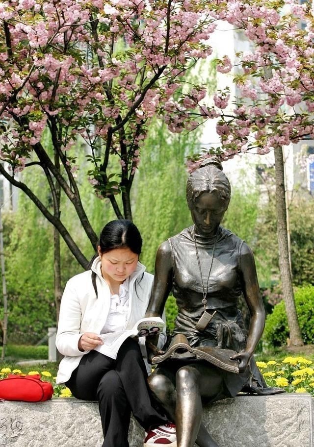 王伯刚@一张照片30首诗,诗写奇景礁石孤影晓天长,手挚卷书思故乡