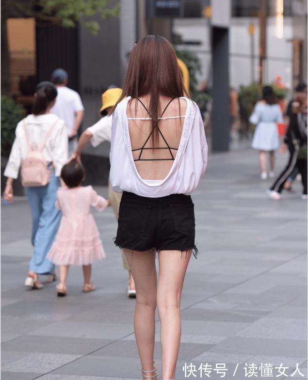 美女 美女的白色露背衫搭配黑色短裤,很吸引人的目光!