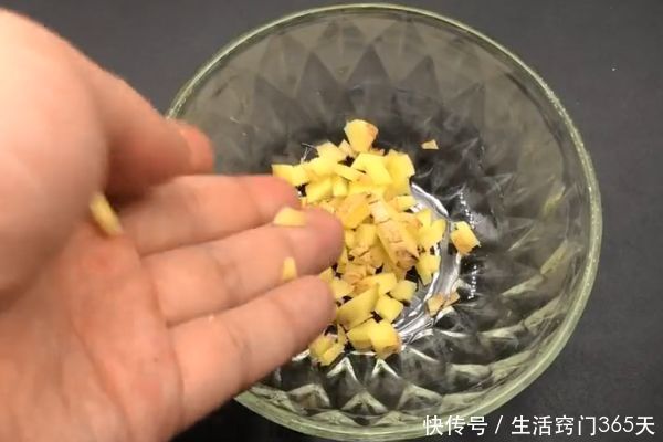 把生姜放进小苏打里，真是太厉害了，解决了很多家庭的大难题！