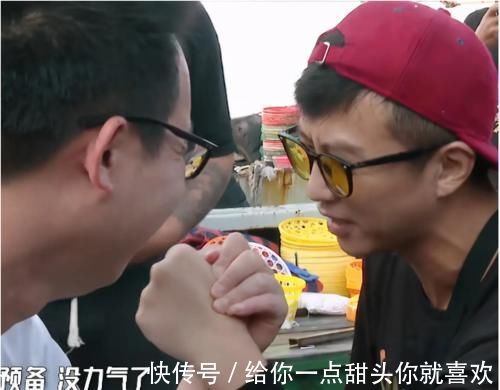 搬运|邓超与农民工掰手腕,比赛结束后一个举动引热议,网友:嫌弃就别玩