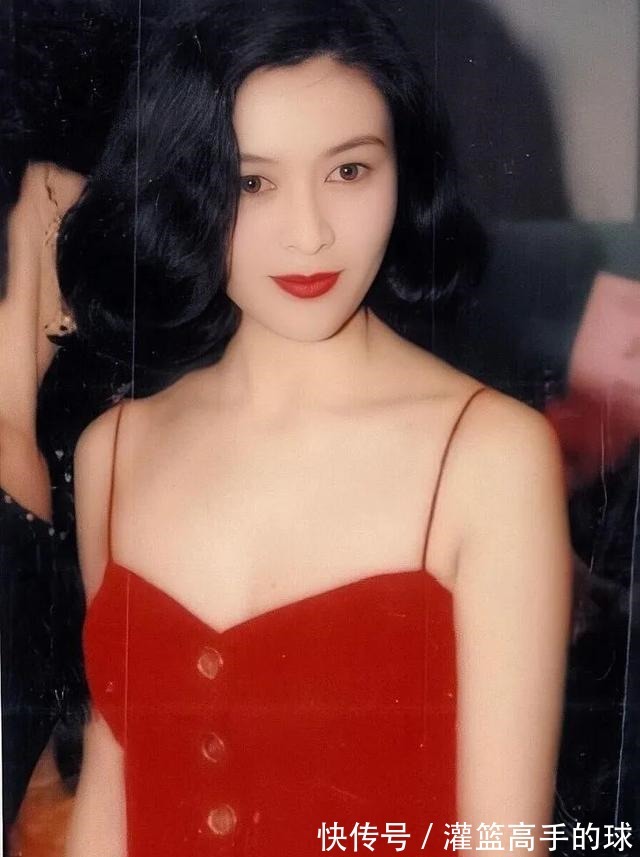 红色|完形填空从90年代火到21世纪的是____的长裙和____的头发!