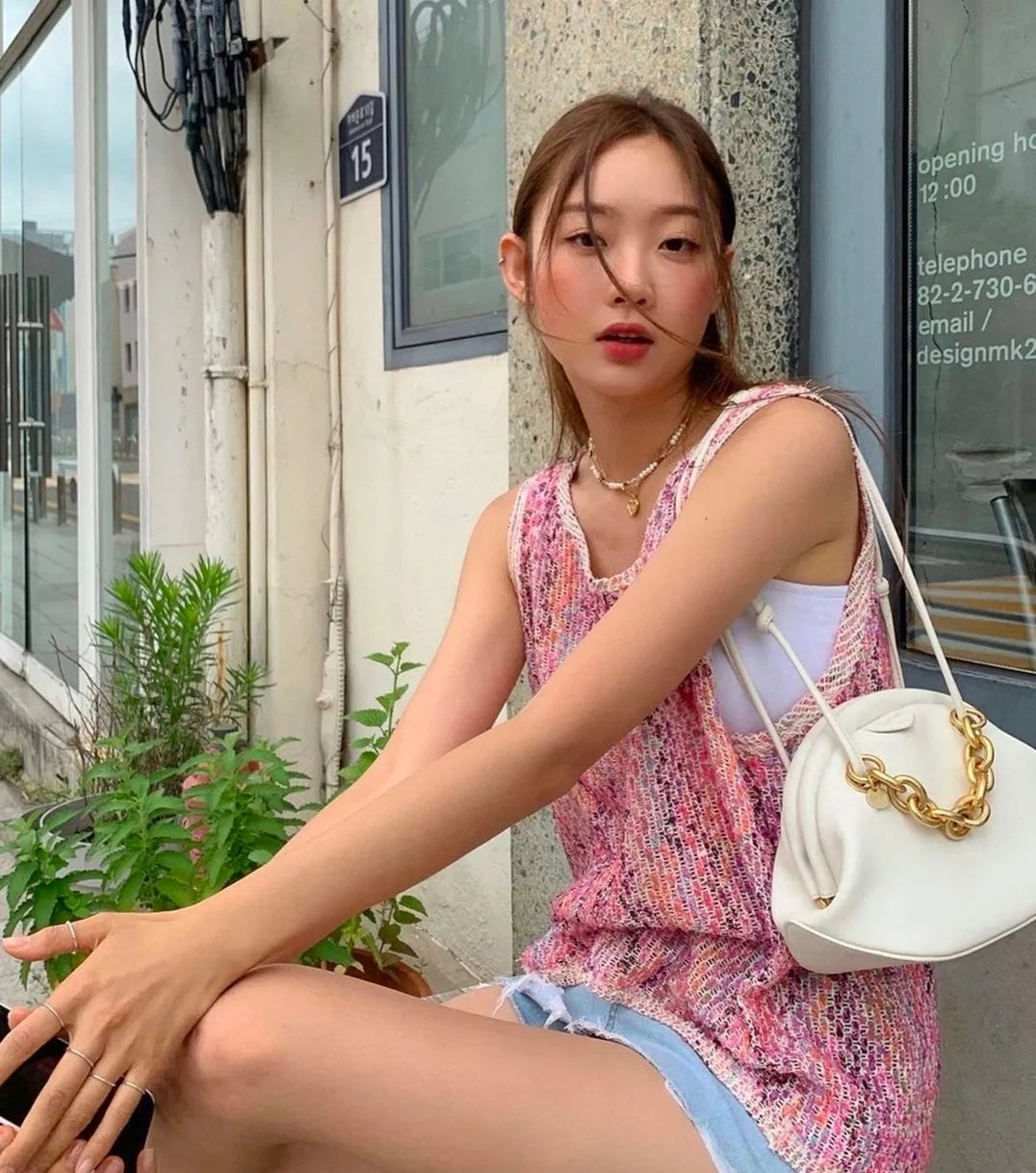 蕾丝|黑白灰穿腻了？今夏这6组彩色穿搭超显白，回头率100%