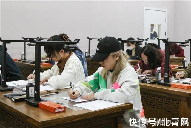 赛场！赛场上，这些“准老师”晒出一手好字