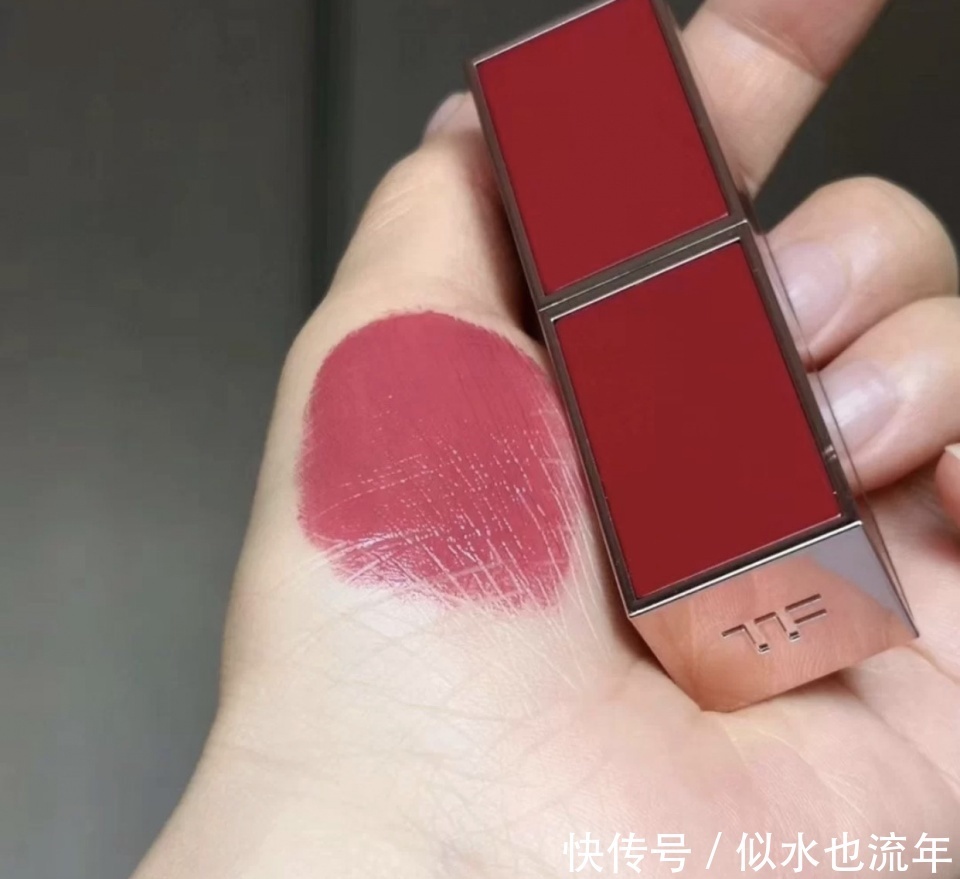 花钰|30岁以上的气质女人,口红不会涂红色,真正的温柔色是这几只