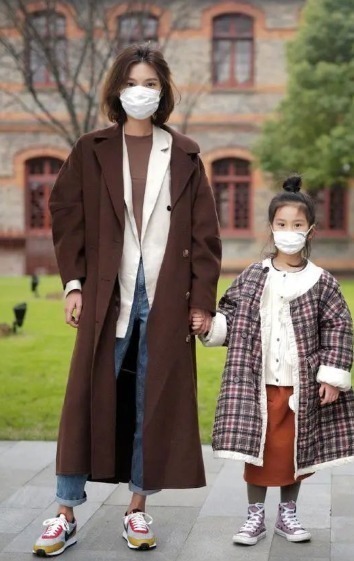 女人当妈后,别总用大衣配打底裤,学下面辣妈这样穿,减龄显气质