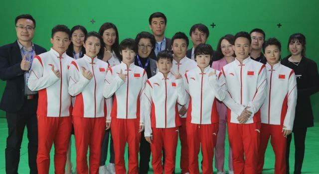 排面!全红婵首次登台唱歌,央视给5秒特写镜头,明星都没这待遇