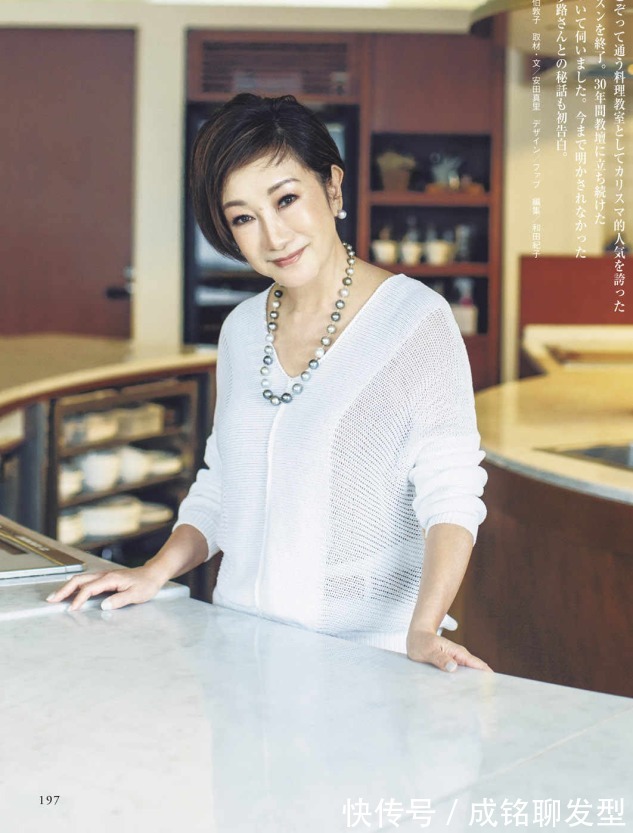 银色系|奔五奔六的女人别总穿深色衣服,试试这些亮色穿搭,时髦更显年轻