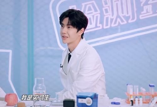 王一博念结束词眯成迷弟眼，顺着他视线看台下，这隔空撒糖的方式绝了