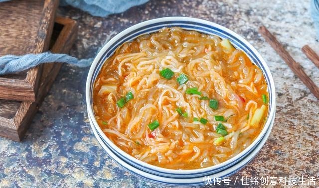 农村|农村大伯每天拿它当饭吃,城里人想吃只能咽口水,真羡慕