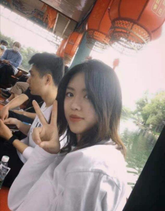 出镜|双金得主杨倩罕晒度假照,打扮随性姿势中二,淡妆出镜气质大变样