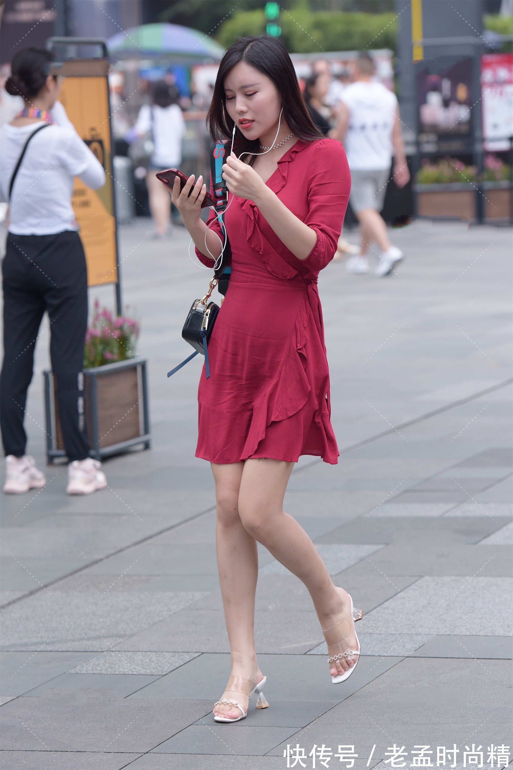 连衣裙|深红色连衣裙, 面料轻薄, 款式时尚, 更显气场强大