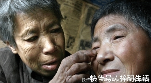 亲姐弟|父母不在了,成家的姐姐不管我,没了父母后“亲姐弟不如远亲”