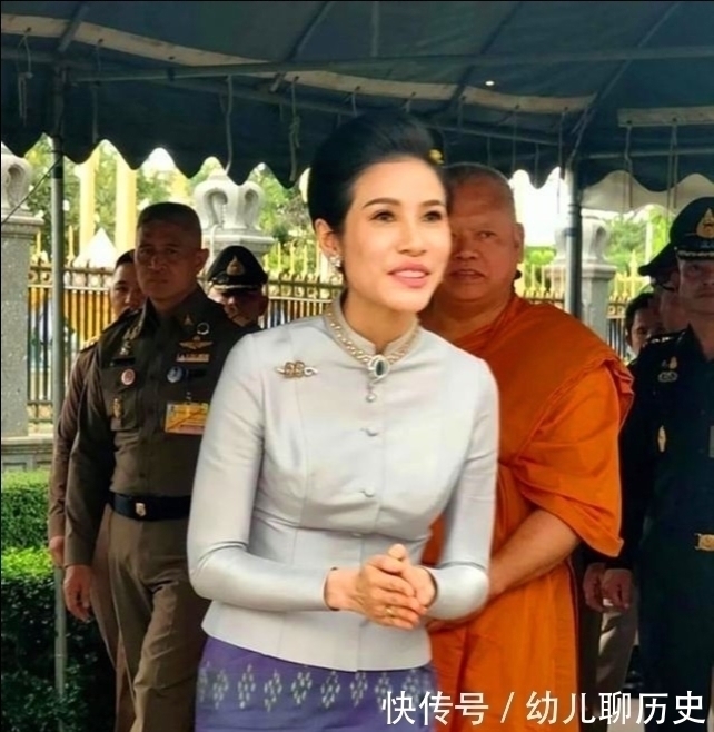 伴侣@诗妮娜贵妃的身份变了,和王后地位一样,离后宫宝座仅有半步之遥