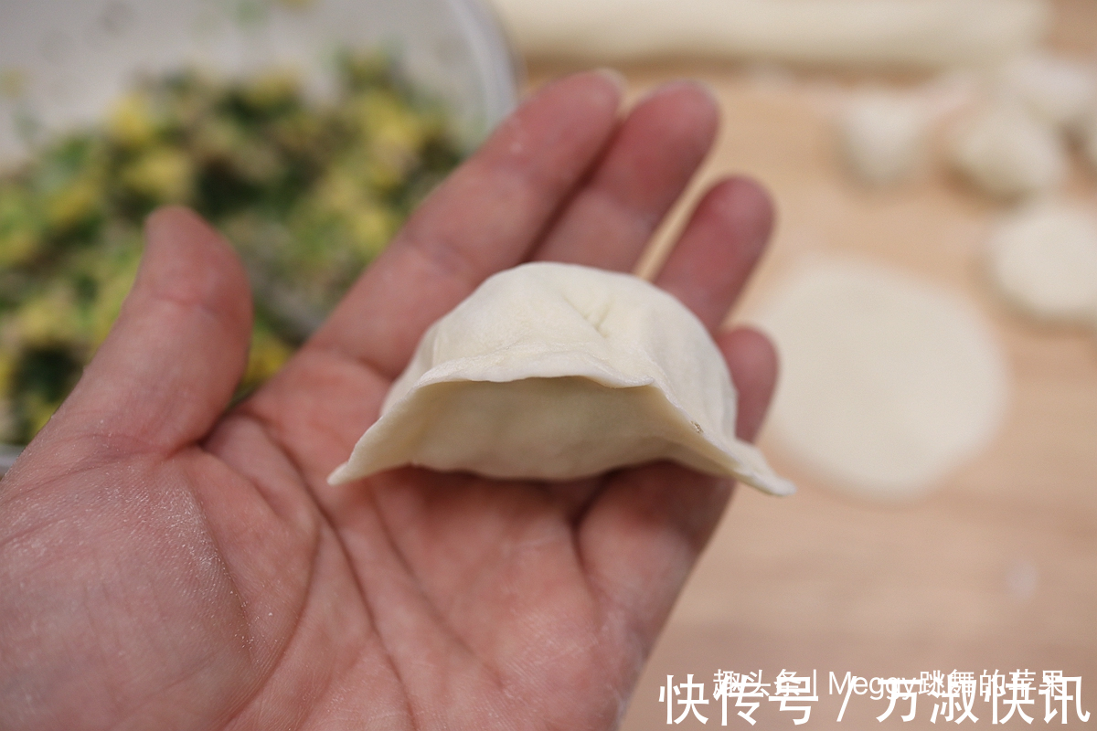 中筋面粉|打工人爱吃的素馅饺子,3种家常食材很划算,清香美味比肉受欢迎