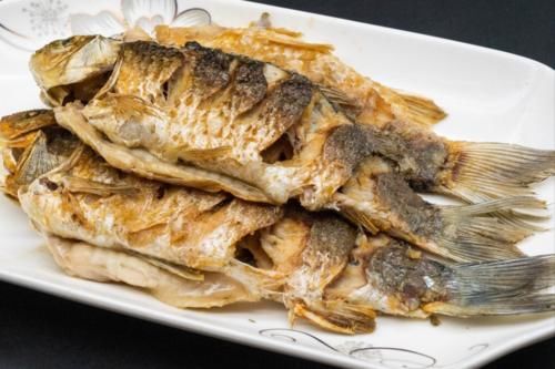 煎鱼，原来不能直接下锅，牢记2个窍门，不破皮不粘锅，也不溅油