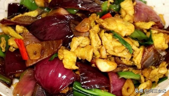 青椒籽|2个鸡蛋,1个洋葱,教你做最解馋的家常小炒,好看又好吃,超下饭