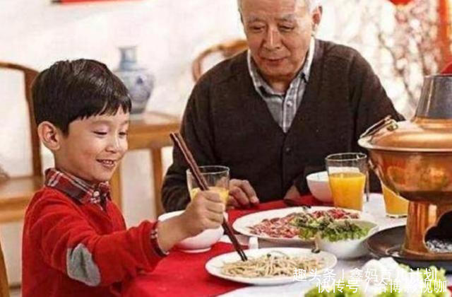 孩子|孩子吃饭时有3种表现,长大后大多没出息,每一种都令人反感