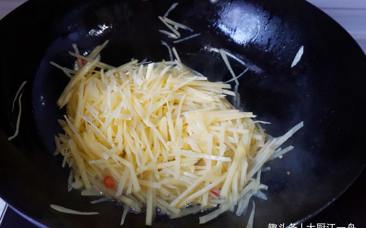 炒土豆丝,什么时候放醋很关键,大厨教你一招,随便炒都爽脆好吃