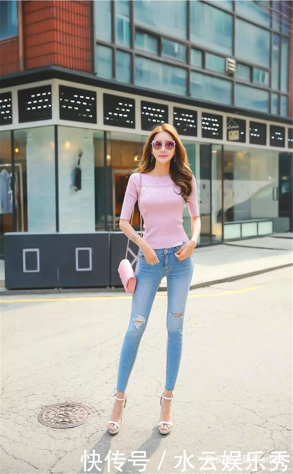 美女搭配上一双银色的一字带高跟鞋，不仅显瘦还显高，十分有质感