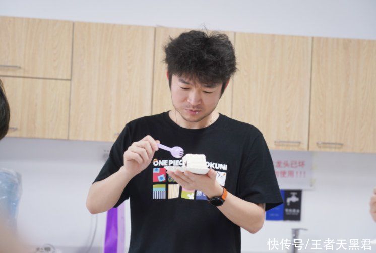 夺冠|林教练成了最悲惨之人，QG夺冠了却没资格上台，只能自己偷偷感慨