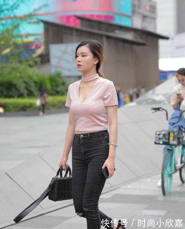 造型|让你的造型充满休闲个性的气息选择破洞牛仔裤的穿搭!