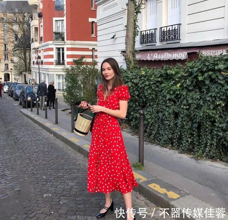修饰|奔六的女人别乱穿，这才是你该有的穿搭：过膝裙+奶奶鞋，特优雅