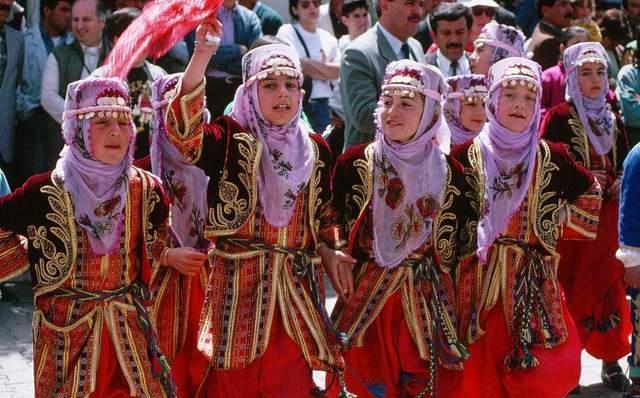 土耳其美女十分不解:这么昂贵的饮品,中国人为啥可以随便白送?