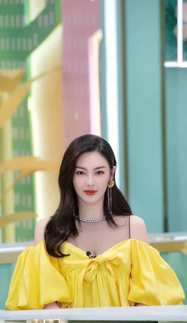 身材|张雨绮身材丰满又会穿,一袭黄色露肩连衣裙甜美减龄,又被惊艳了