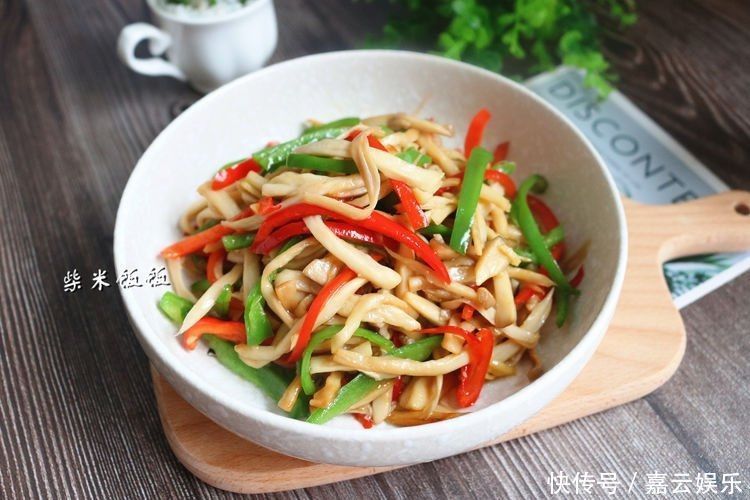 这三样一起炒，又鲜又脆，吃一口鲜嫩多汁，比肉嚼起来更香