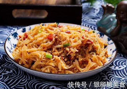 洋葱|炒粉条时，焯水后不能直接炒，教你此做法，粉条根根分明，不成坨