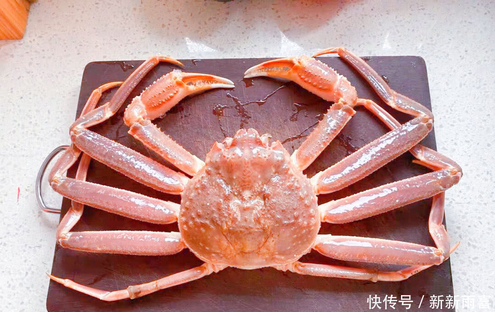 花150元买的一只螃蟹,真肥,还以为赚到,煮后掰开没勇气下嘴
