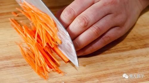 年夜饭的压轴菜，几样时蔬简单一切，用五花肉端上桌，看着就喜庆