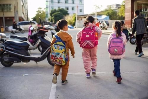 财商|“妈妈，能给我十块钱吗？”两位妈妈的不同处置，决定孩子的财商