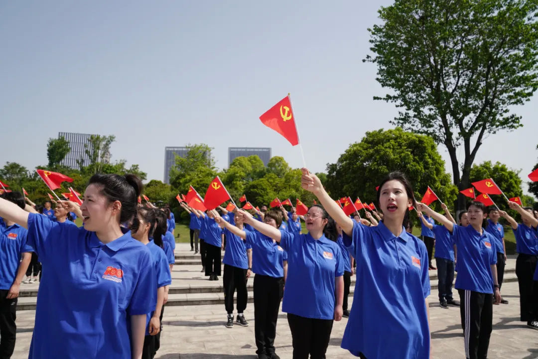 凤凰湖畔，同唱一首赞歌！