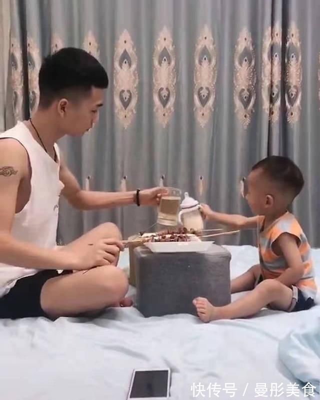 带娃|爸爸与儿子偷偷在家“聚餐”,妈妈看了不淡定,宝宝:感情深,一口闷