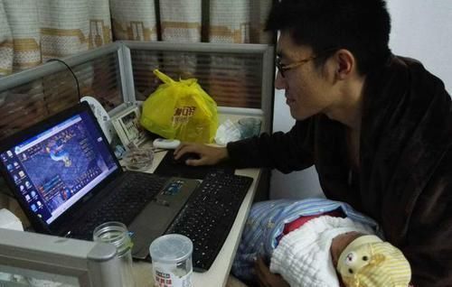 爸爸|不放心宝爸带娃,妈妈突击回家检查,打开门眼前的一幕让她笑出声