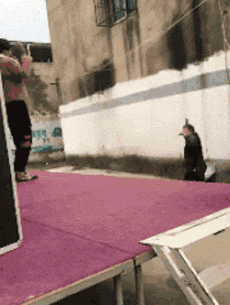 |搞笑GIF:霸气了我的姐 这辈子见过最拉风的走路姿势