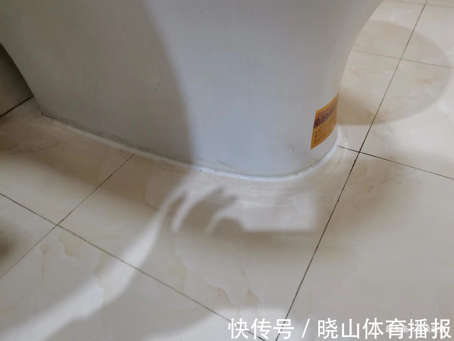 马桶脏了别费力刷，学会小妙招污垢清除一点都不费劲，轻松做懒人