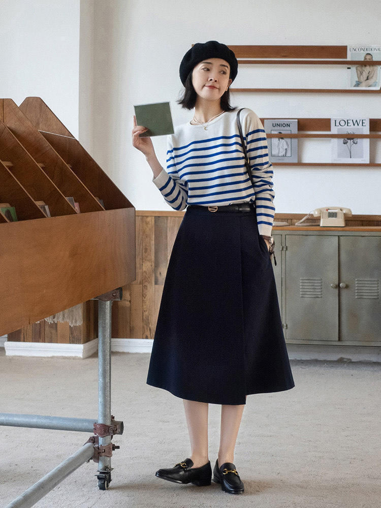 灰色|秋冬,一定要有一件灰色卫衣,搭配牛仔半身裙,简直不要太美