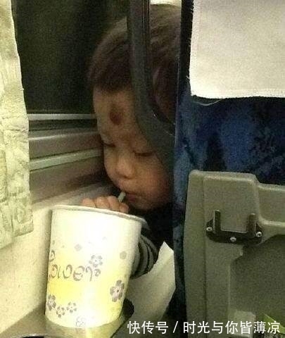 |搞笑图片幽默段子笑话:哈哈,两只企鹅外形上差距还蛮大的啊