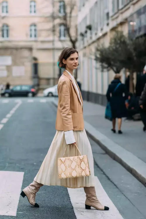 进入50岁的女人，少穿紧身裤，多选这几款下装，实用百搭