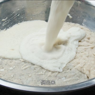  加上五花肉白辣椒一起炖